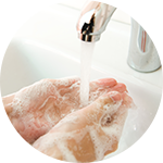손을 깨끗이 씻고 유방도 깨끗한 물로 닦아주세요. 유축기를 이용할 때에는 유축기도 깨끗이 씻어주세요.